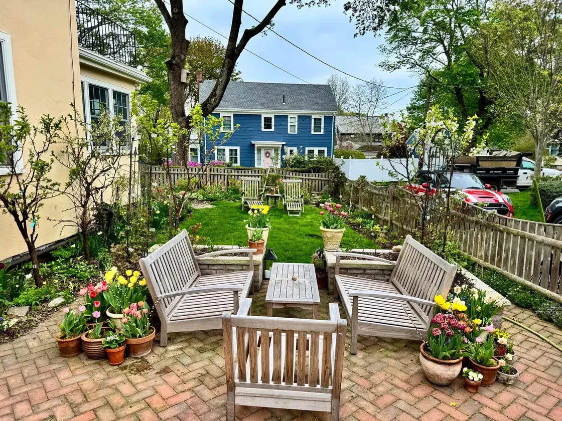 08_colleens-garden-now-is-the-time-to-get-reacquainted-with-your-beds_feature_01_colleens-patio-spring-bulbs-1