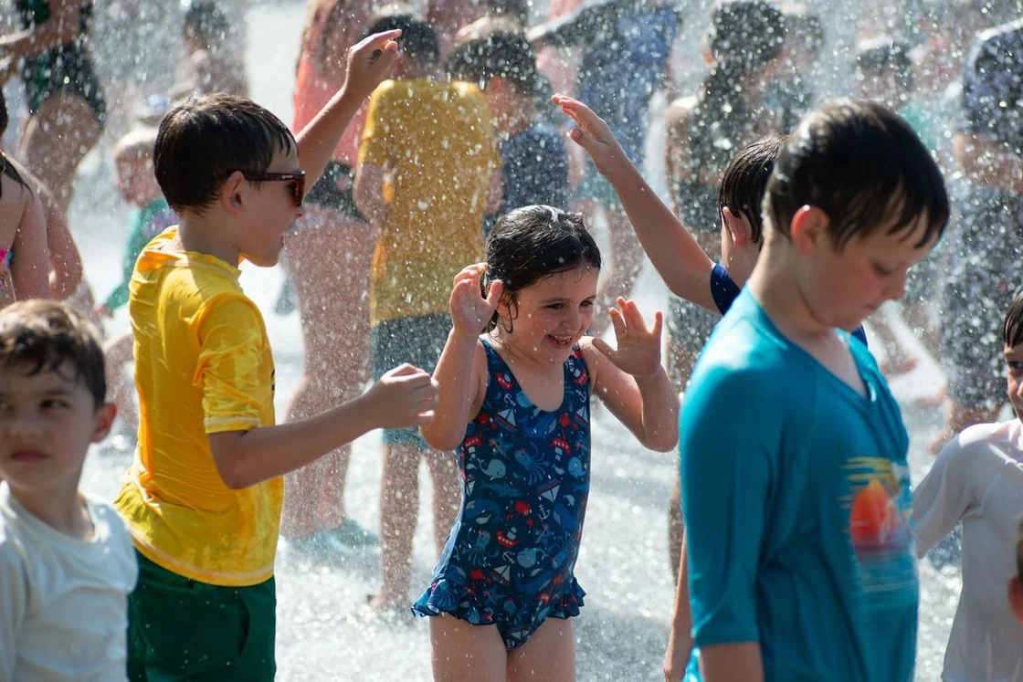 10-firefighters-cool-off-crowds-as-record-heat-knocks-out-marbleheads-power